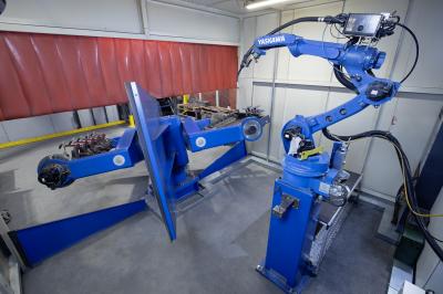 Robot welding cell with built-in flexibility