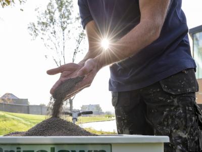 Rasenflächen bedarfsgerecht versorgen - Bodenleben fördern