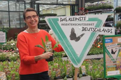 Projektleiterin Ortrun Heine mit regionalen Wildpflanzen